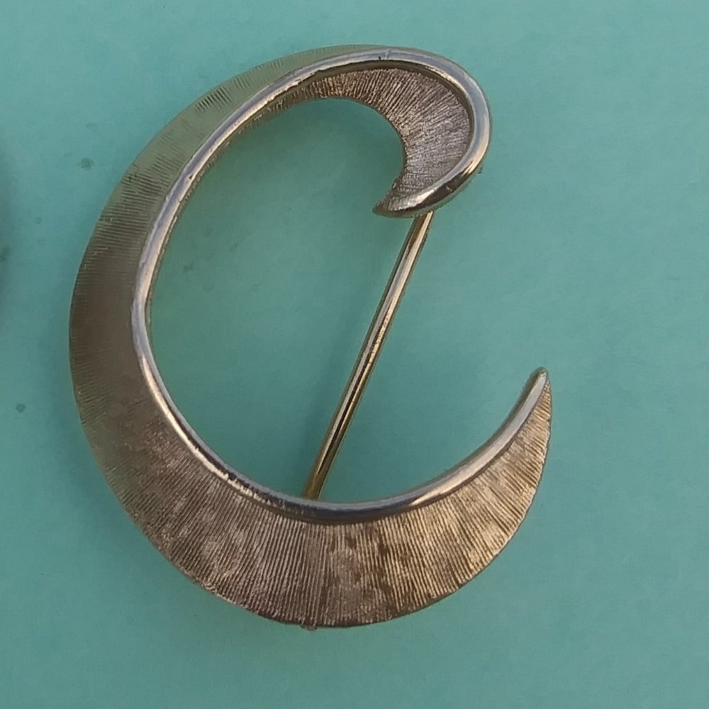 Vintage Crown Trifari Textured Gold Tone Letter C Brooch Pin